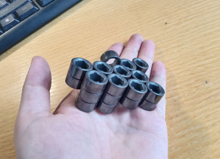 径向16极铁氧体磁环16 x 10 x 9 mm实拍样品图片 径向16极铁氧体磁环16 x 10 x 9 mm实拍样品图片