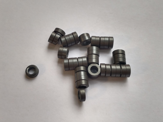 轴向4极铁氧体环形 9.5 x 5.6 x 3.5 mm实物照片 轴向4极铁氧体环形 9.5 x 5.6 x 3.5 mm实物照片