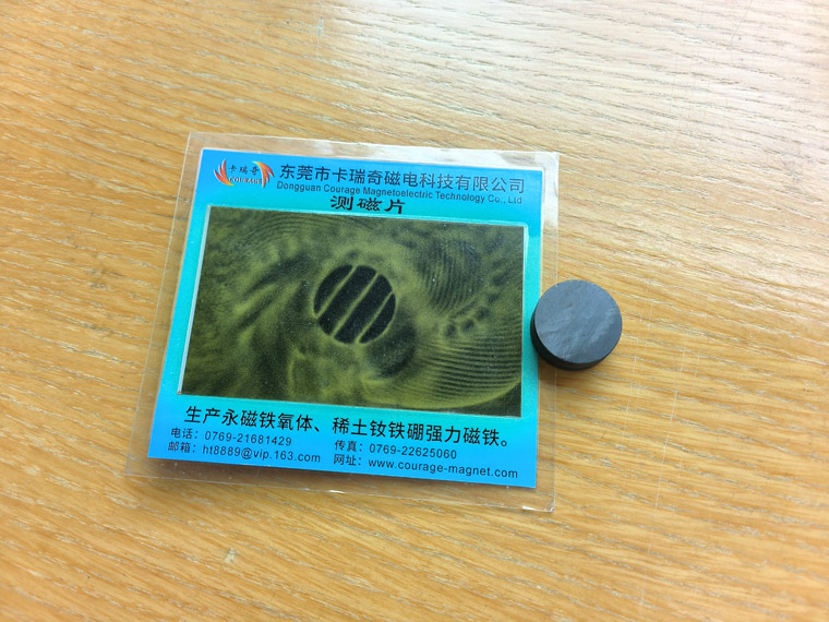 轴向（厚度方向磁化）4极圆形磁铁实物图片